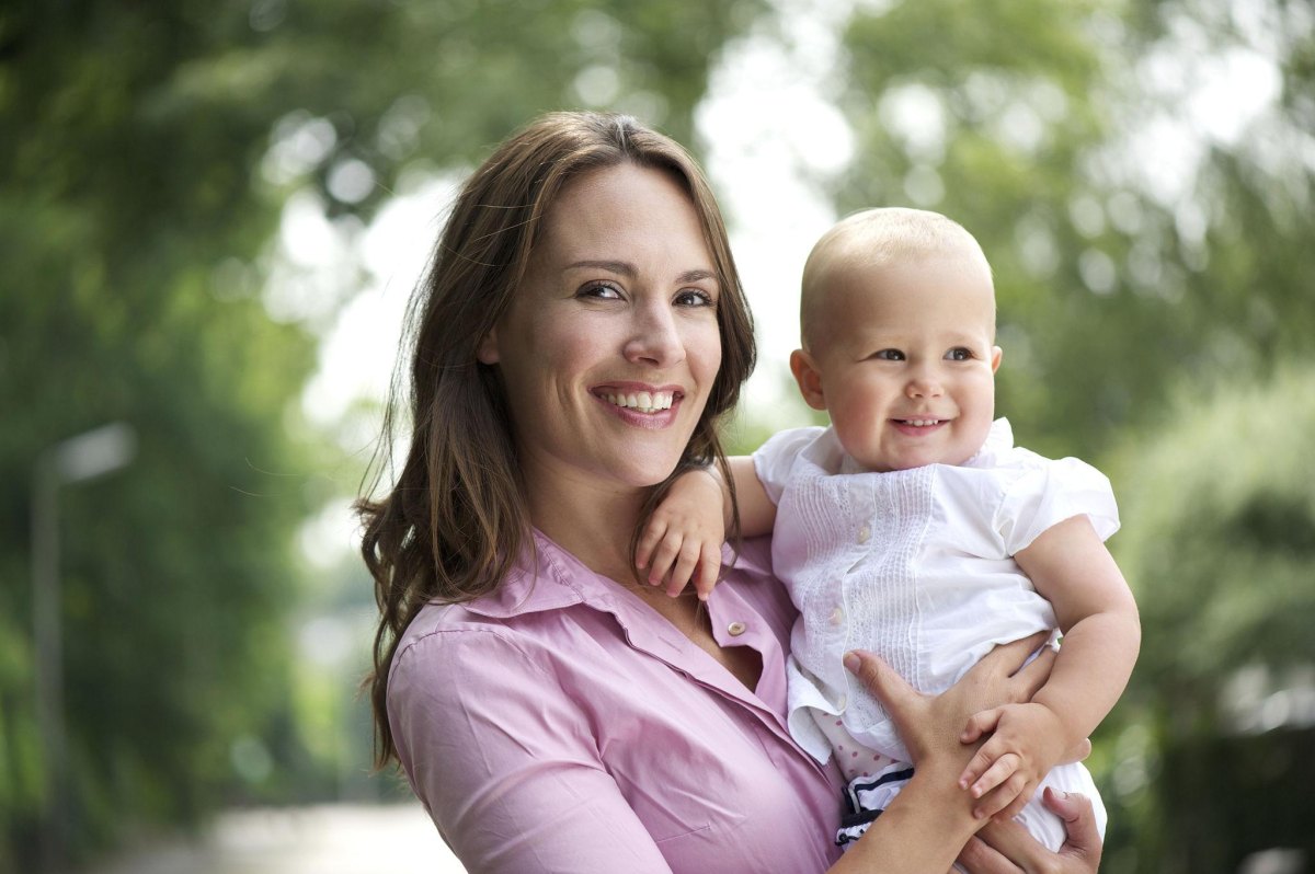 Szczęśliwa mama z dzieckiem portret