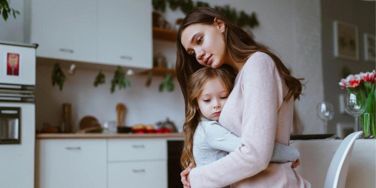 Mama opiekująca się dzieckiem troska