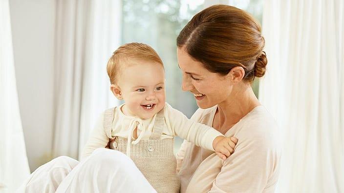 Mama z dzieckiem uśmiechnięta chwila