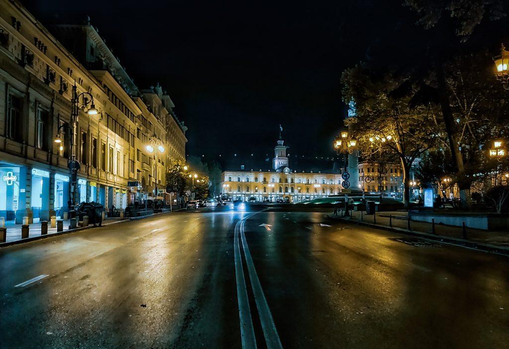 Miasto nocą pełne świateł