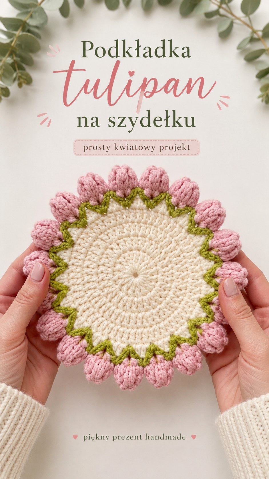 Szydełkowa podkładka w kształcie tulipanów z różowymi bąbelkowymi płatkami trzymana w dłoniach