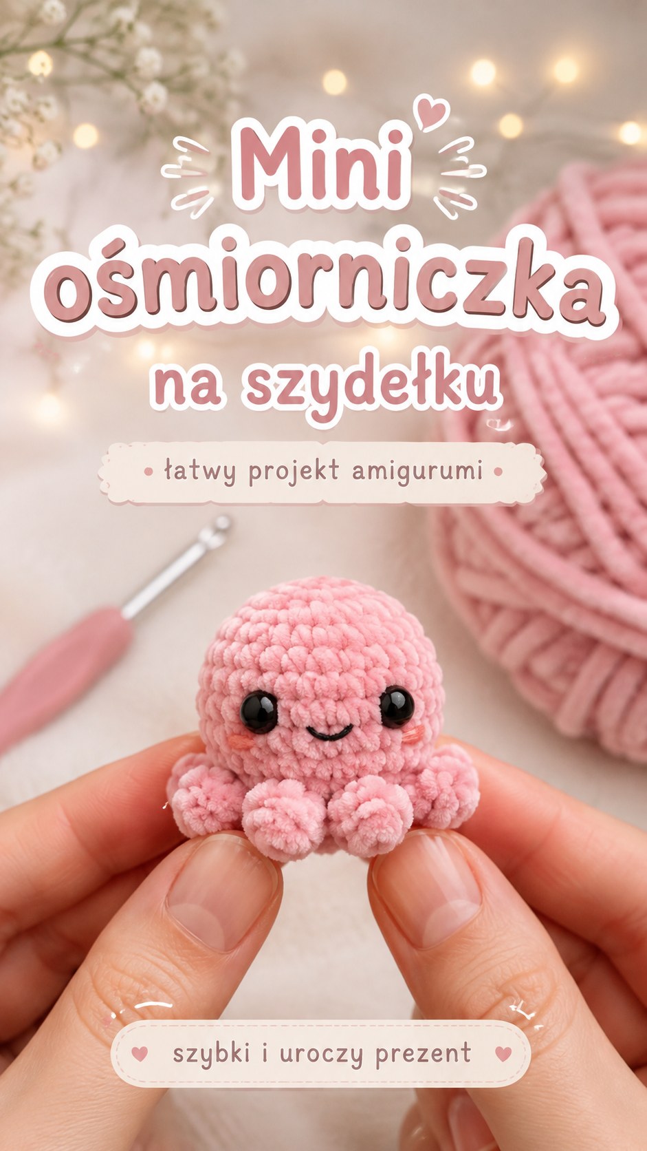 Mini szydełkowa ośmiorniczka w kolorze różowym z uśmiechniętą buzią trzymana w dłoni jako łatwy projekt amigurumi