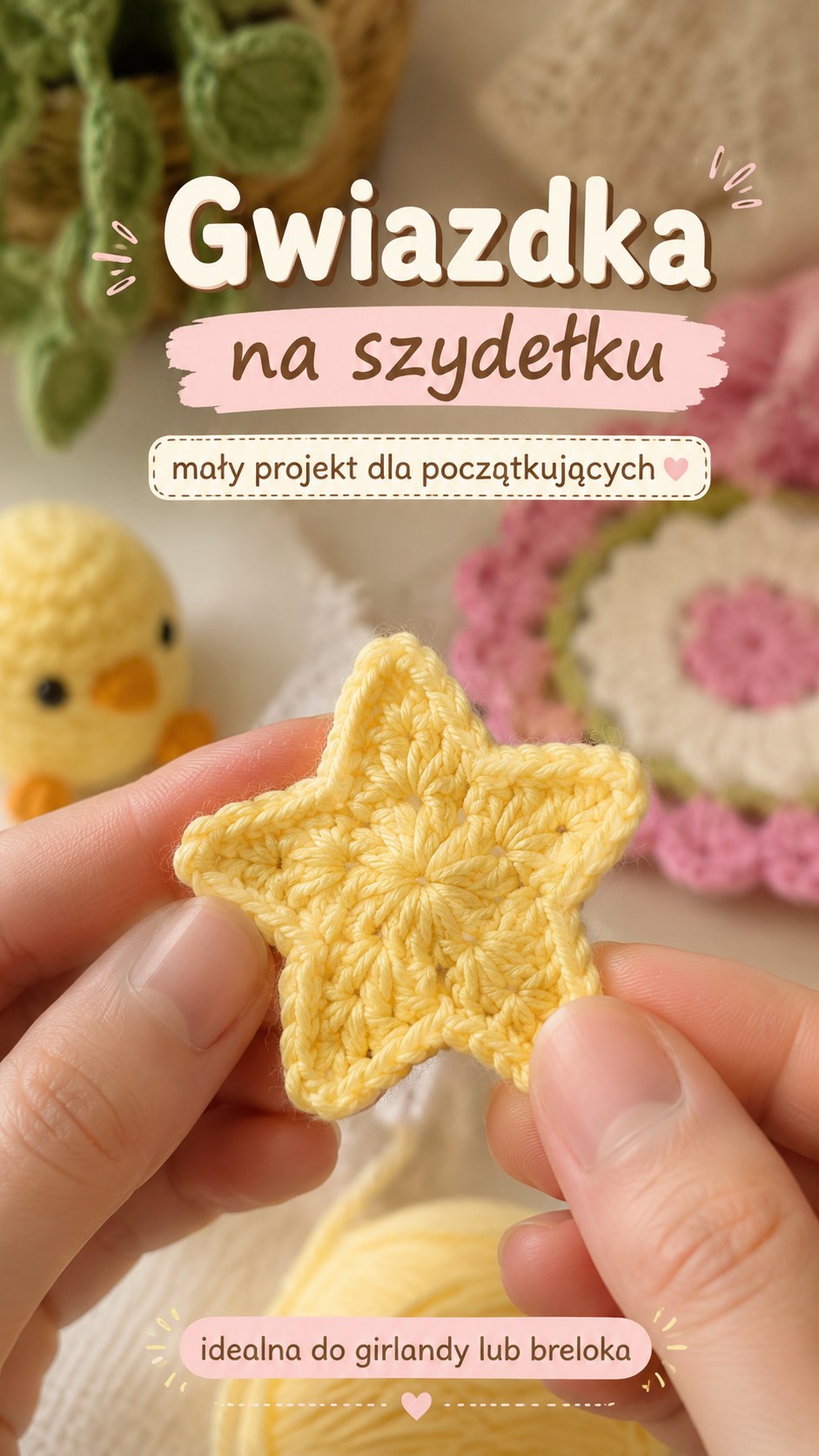 Mała szydełkowa gwiazdka w kolorze żółtym trzymana w palcach obok innych motywów z resztek włóczki