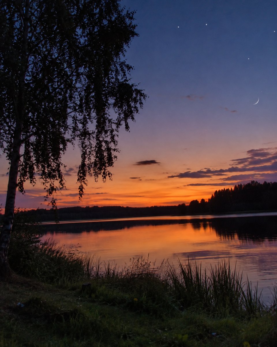 Spokojny pejzaż wieczorny nad wodą